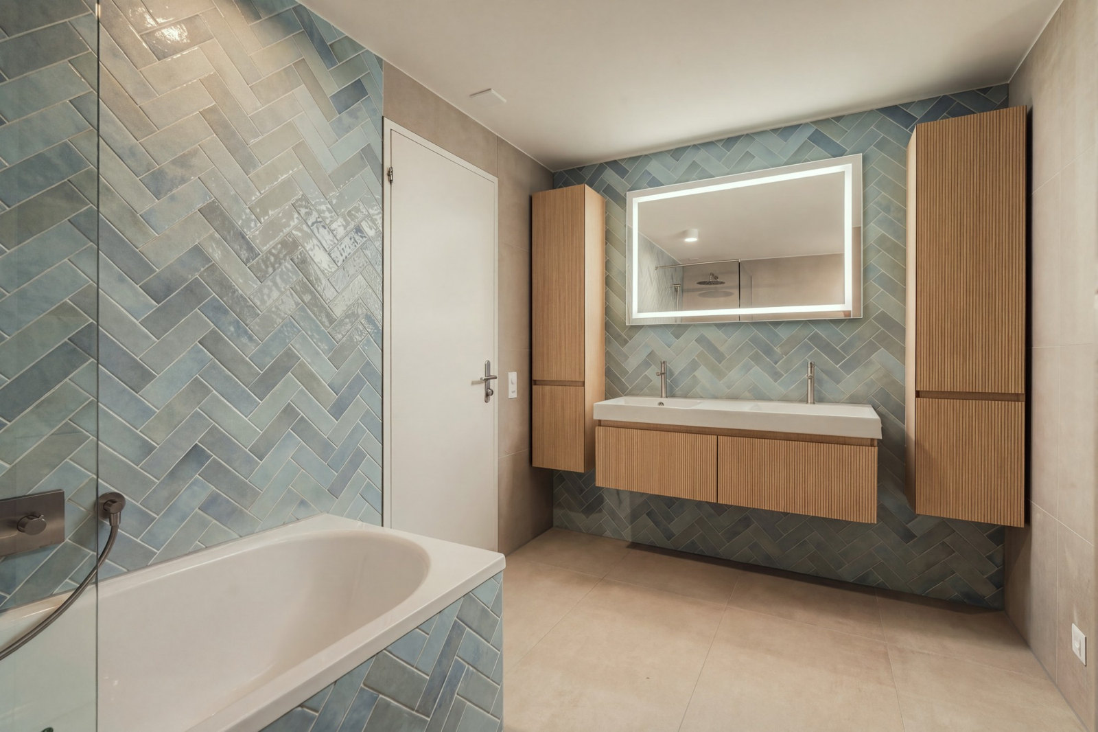 Badezimmer mit Fischgrat-Fliesen