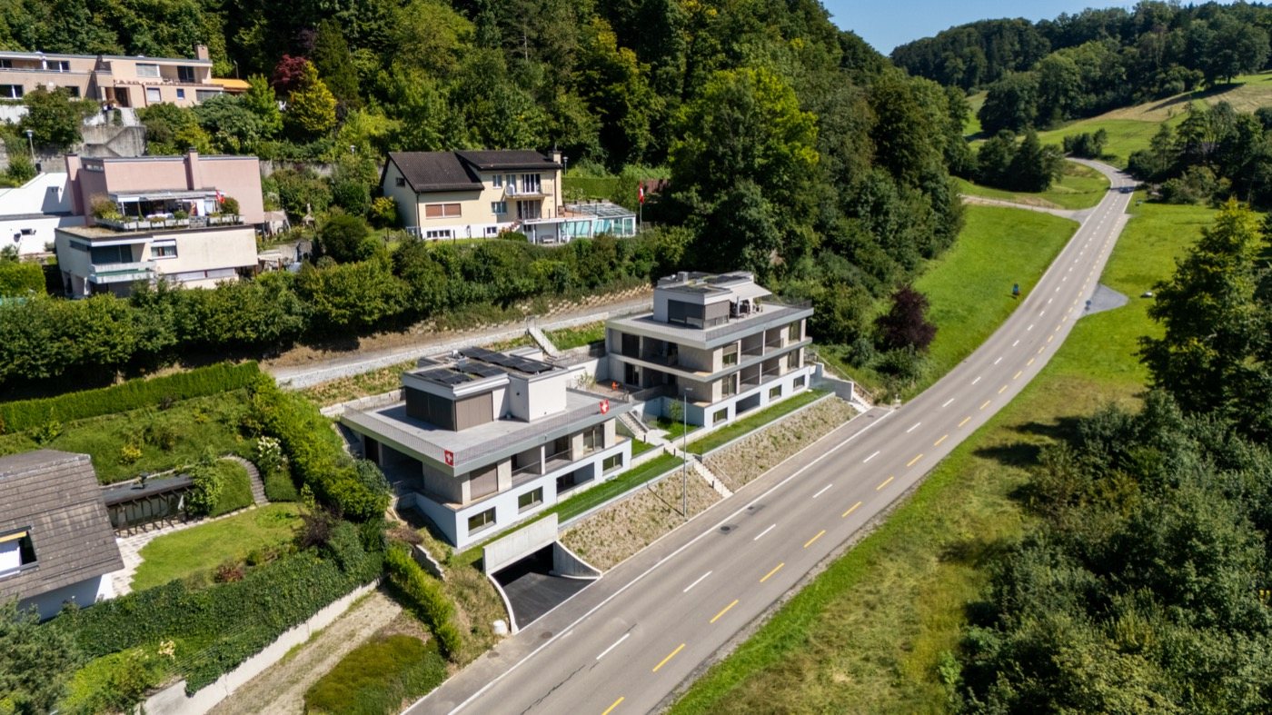 Drohnenaufnahme einer Villa am Hang