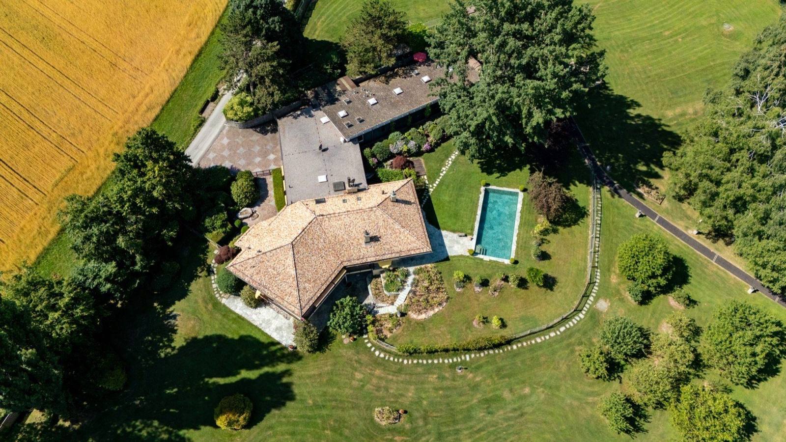Drohnenaufnahme einer Villa mit Pool von oben